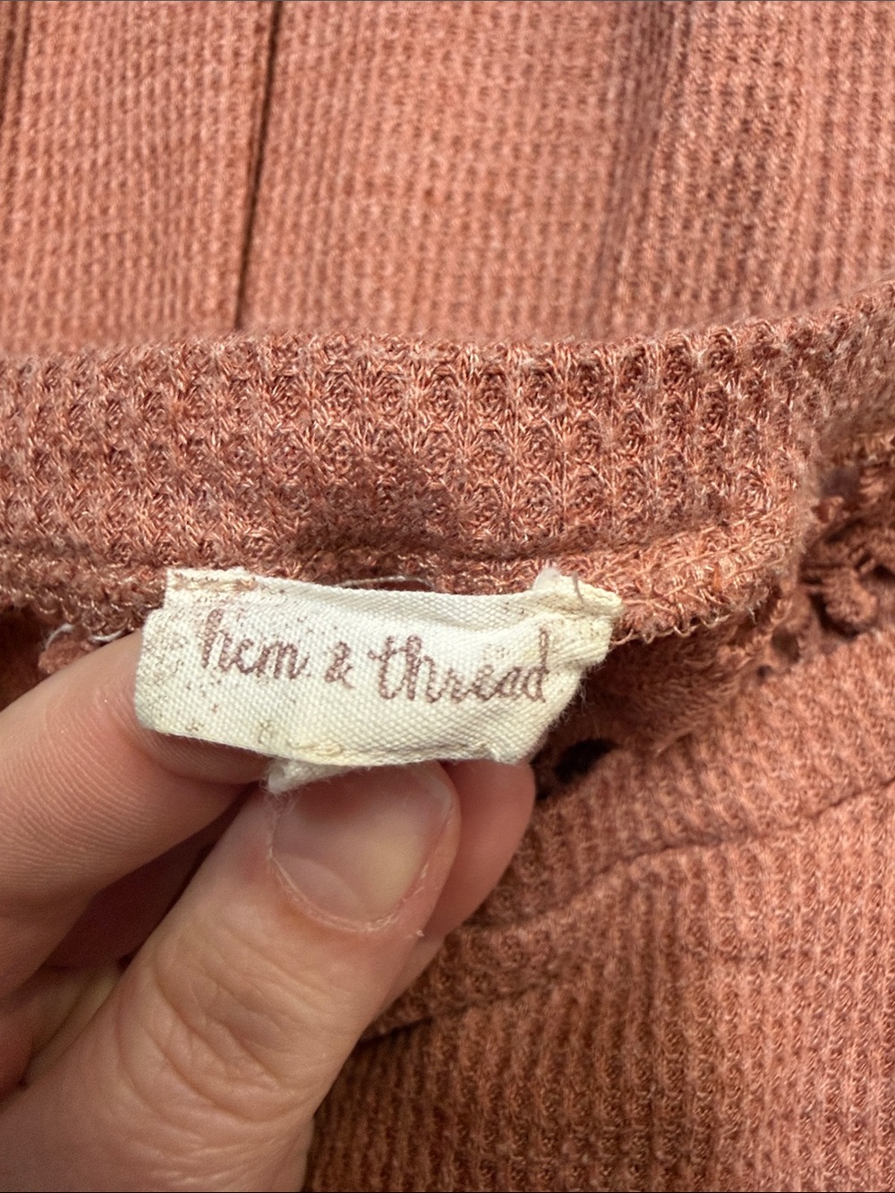 Hem & thread - Picture 5 of 5